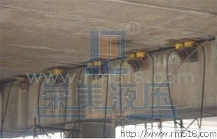 薄型千斤頂使用在高速公路橋梁頂升更換支座現場